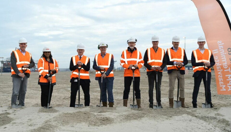 Ejecutivos de la compañía posan junto a las palas que marcan el inicio de las obras.