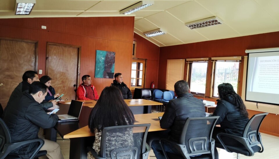 Ejecutivos del terminal y los asistentes de la comunidad a la reunión informativa.