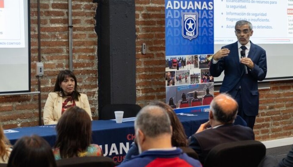 Autoridades de gobierno durante su exposición en Aduanas.