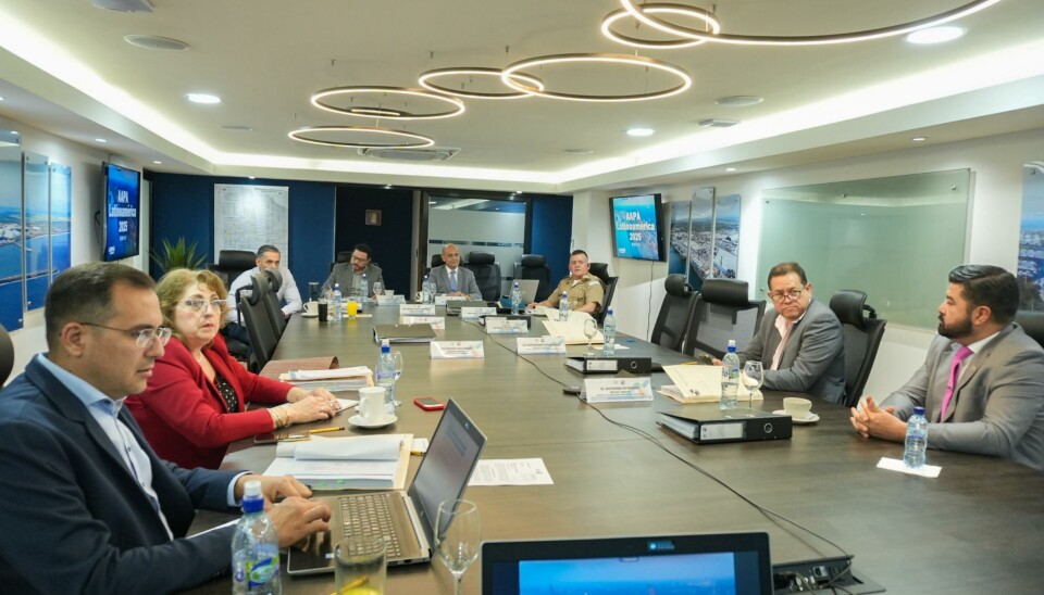 Ejecutivos portuarios y de AAPA durante la reunión en dependencias del terminal.