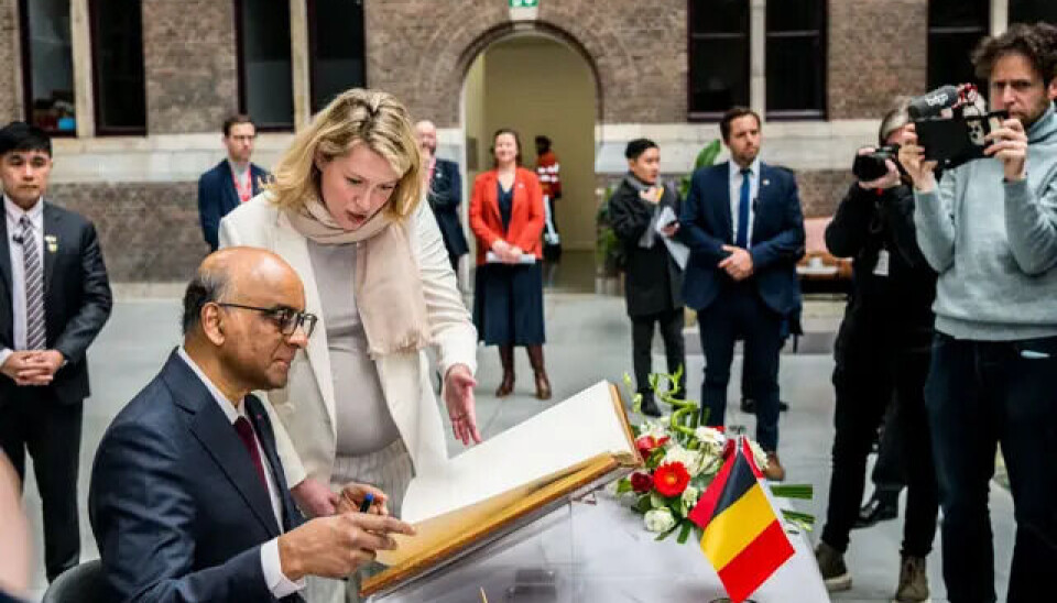 Autoridades portuarias durante la firma del memorando de entendimiento.