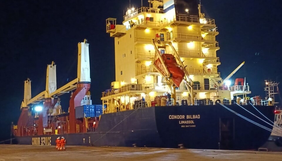 El buque en operaciones en el terminal portuario de Coquimbo.