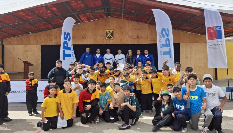 Alumnos y representantes de Santiago Wanderers en e lanzamiento del programa.