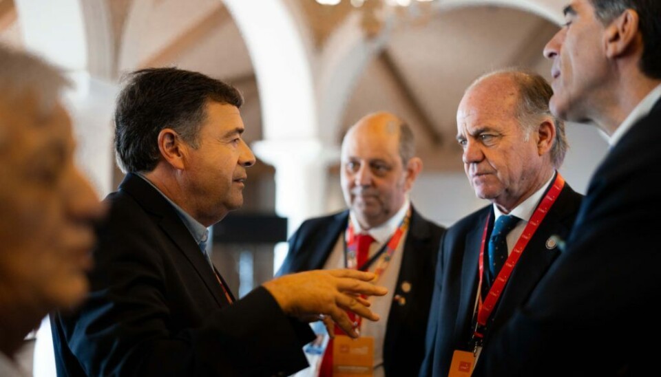 El ministro Valenzuela dialoga con el presidente de la SNA.