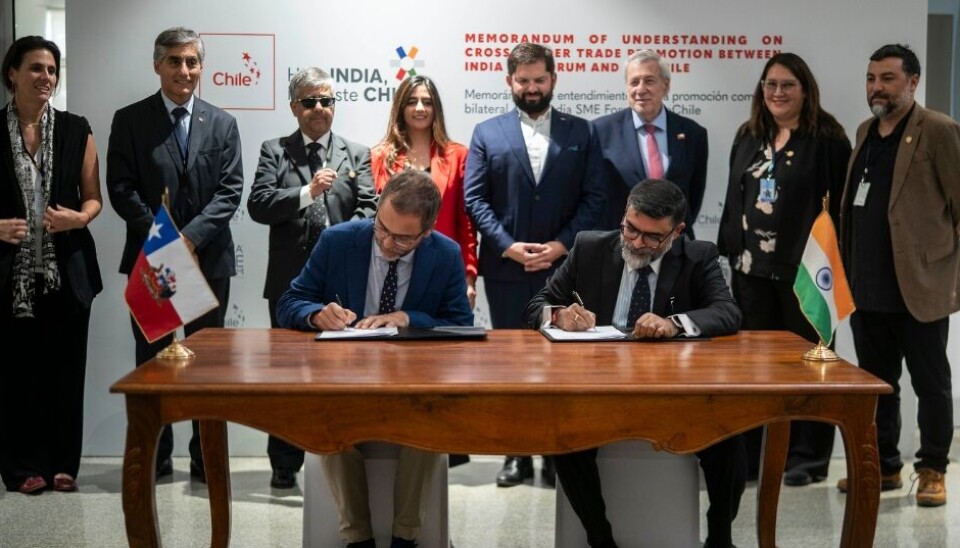 Las autoridades durante la firma del acuerdo entre ambos países.
