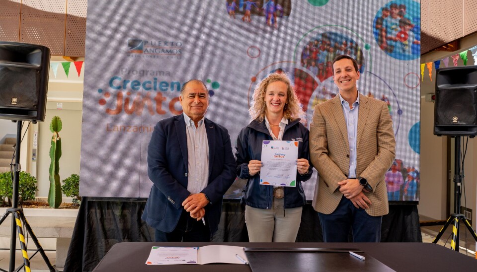 Los firmantes del acuerdo que beneficiará a la comunidad de la zona de Mejillones.