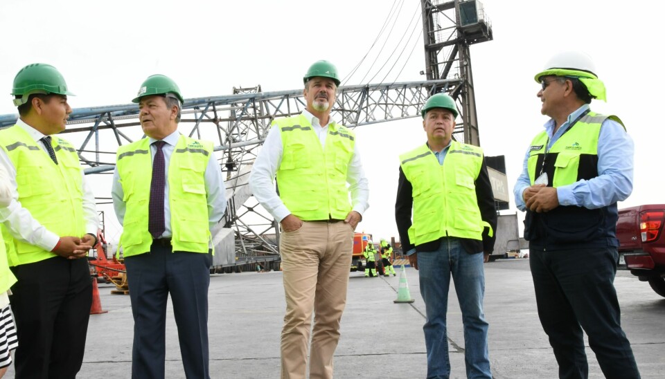 Autoridades y ejecutivos del terminal portuario durante la visita.