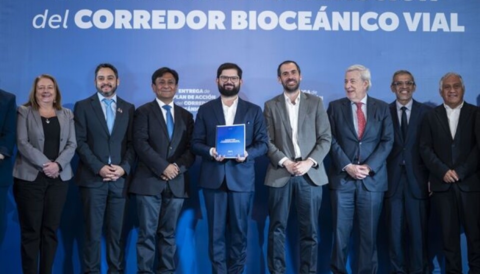 Autoridades de gobierno tras la entrega del plan de acción.