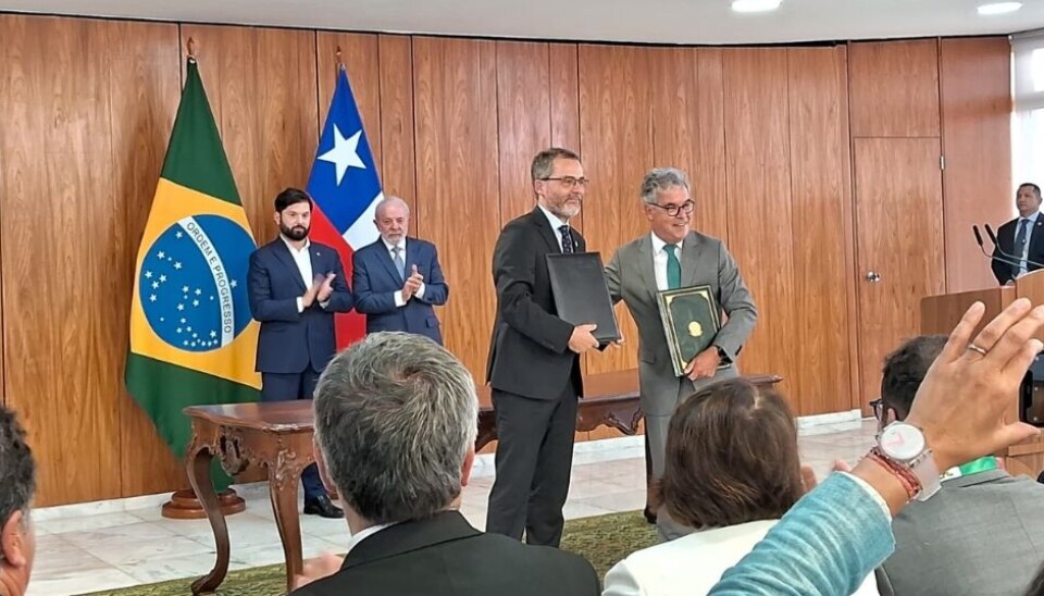 Las autoridades tras la firma del acuerdo que fomentará el intercambio comercial.