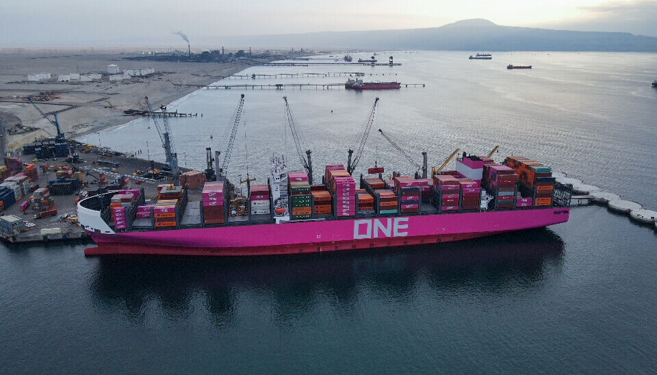 El buque tiene una capacidad de 13.828 TEUs.