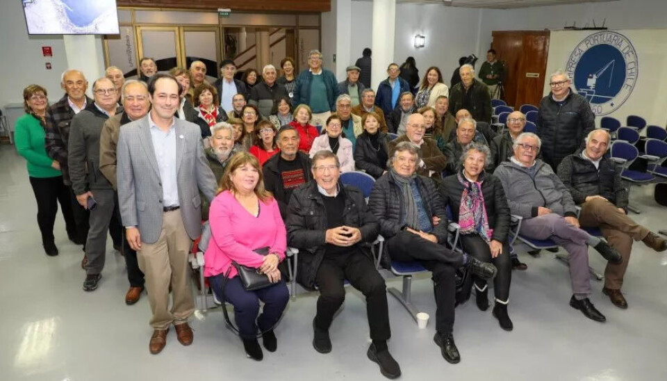 Ex trabajadores junto a ejecutivos del terminal portuario.