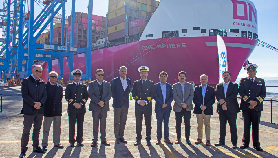Ejecutivos y autoridades junto al ONE Sphere que arribó a Valparaíso.