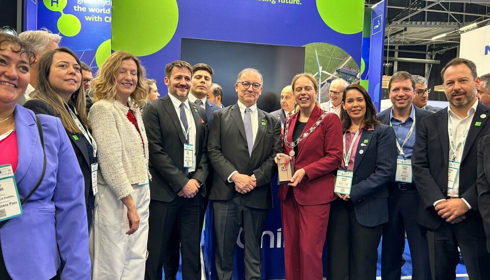 Autoridades nacionales y de Países Bajos en la inauguración del stand chileno.