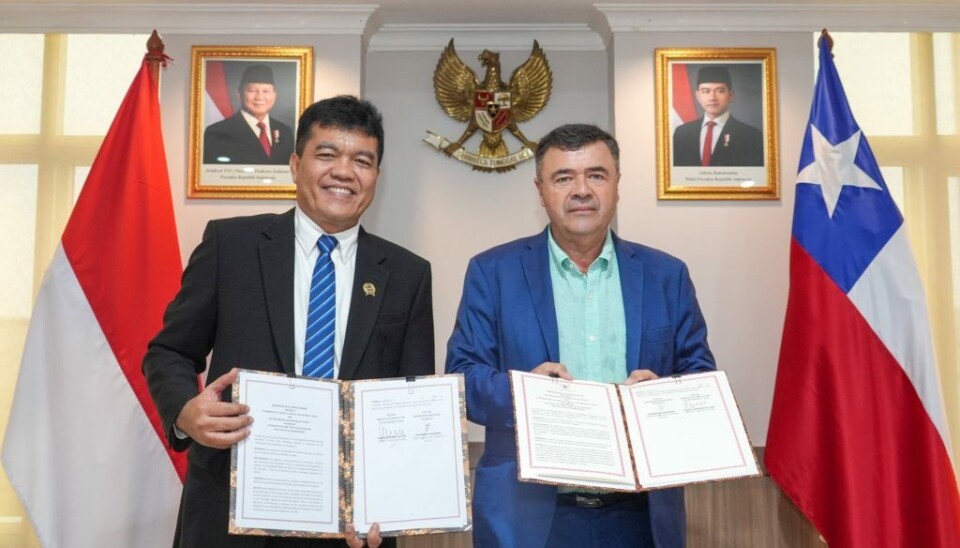 Las autoridades tras la firma del acuerdo entre ambos países.