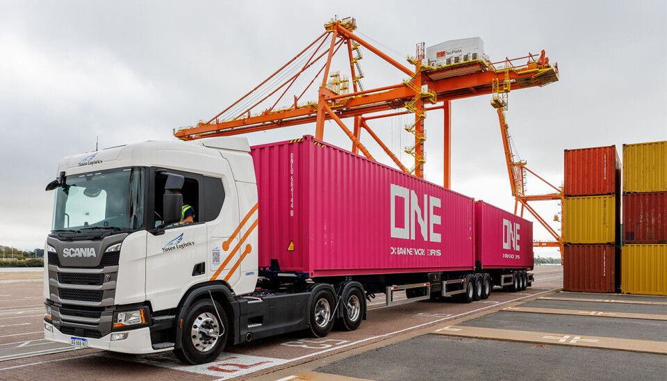 El vehículo de carga es operado por Yusen Logistics.