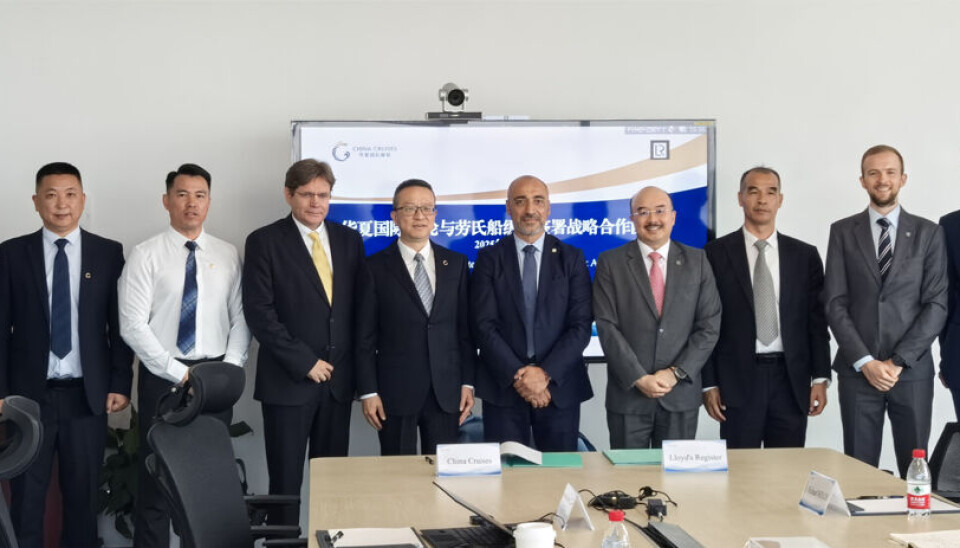 Ejecutivos de las compañías tras la firma del acuerdo de cooperación.