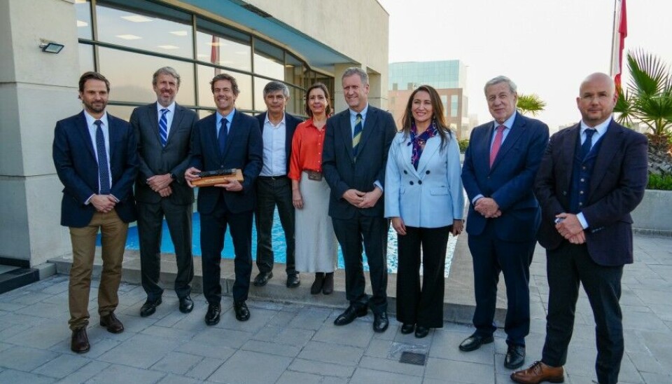 Autoridades tras la firma del acuerdo que crea la empresa.