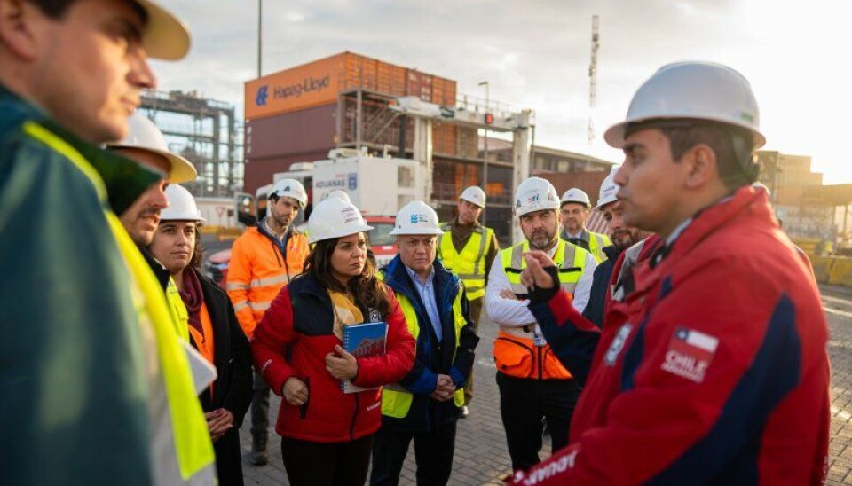 Diputados durante la visita a las instalaciones portuarias.