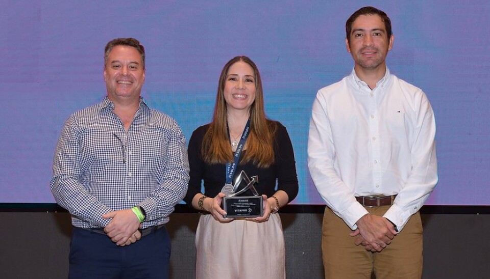 Ejecutivos de la compañía con el premio recibido en Ecuador.