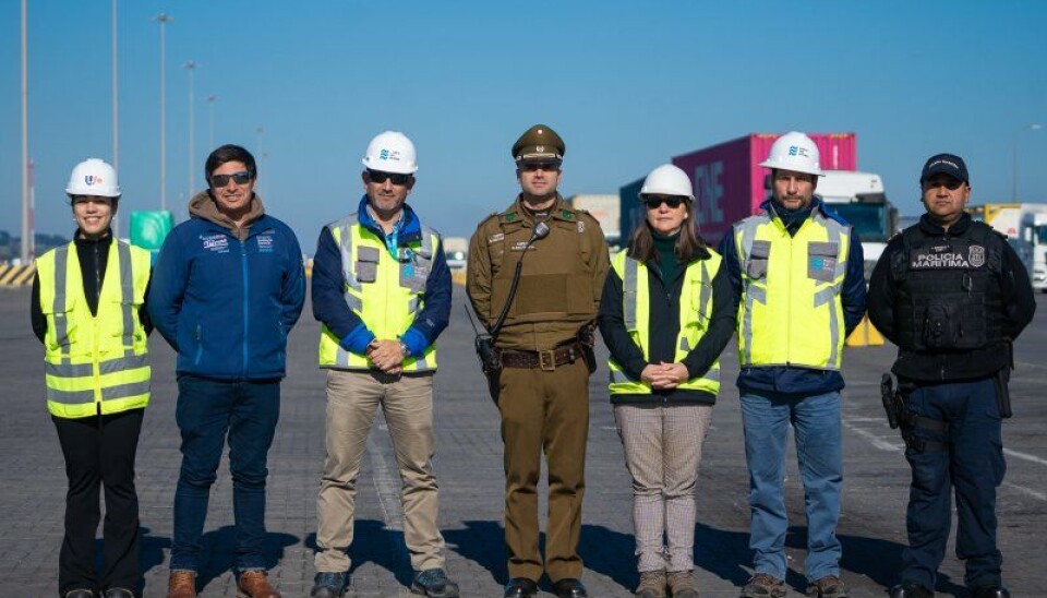 Autoridades y ejecutivos del terminal tras la fiscalización en San Antonio.