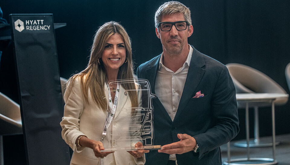 La responsable de Ventas de MAN en Barcelona, Rosa Curbelo, recibe el premio.
