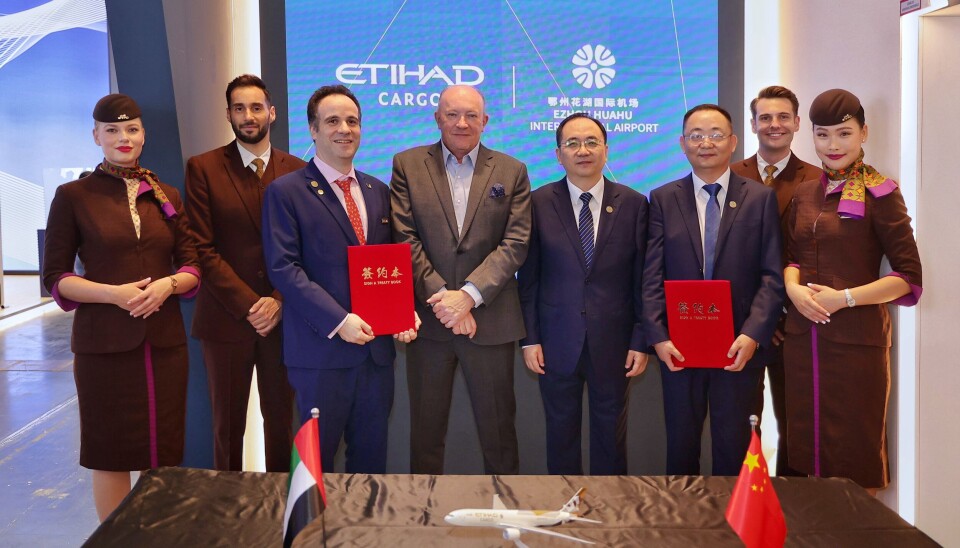 Ejecutivos tras la firma de la alianza estratégica en Air Cargo Europe 2025.