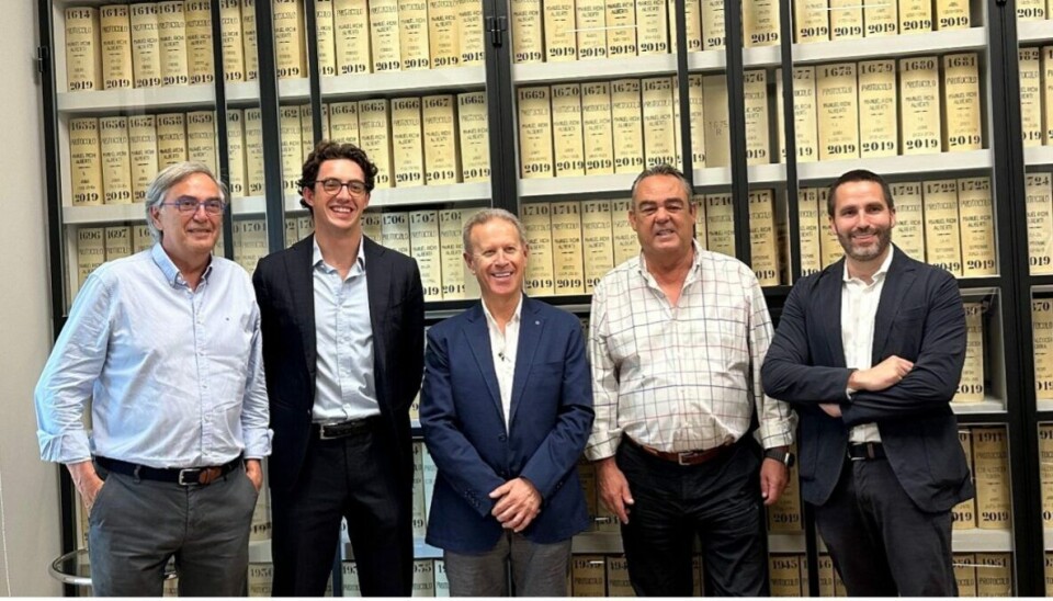 Ejecutivos presentes en la firma del acuerdo entre las empresas.