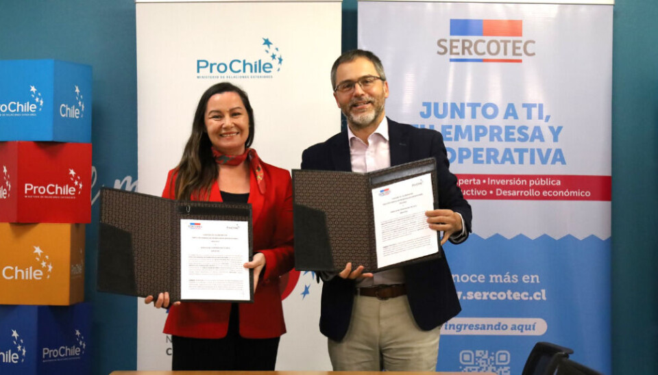 La gerenta general de Sercotec, María José Becerra Moro, y el director general de ProChile, Ignacio Fernández Ruíz, firmaron un documento que materializa el convenio de colaboración entre ambas instituciones. La gerenta general de Sercotec, María José Becerra Moro, y el director general de ProChile, Ignacio Fernández Ruíz, firmaron un documento que materializa el convenio de colaboración entre ambas instituciones.