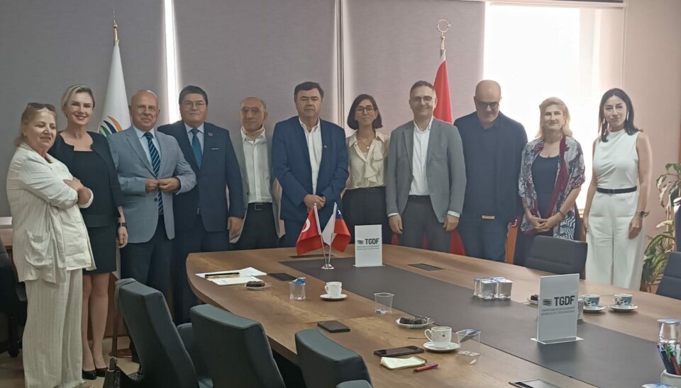 El ministro Esteban Valenzuela junto a autoridades en su visita a Turquía.