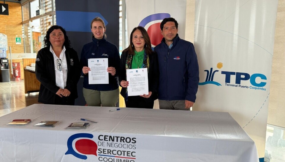 Autoridades portuarias y de Sercotec tras la certificación a emprendedores.