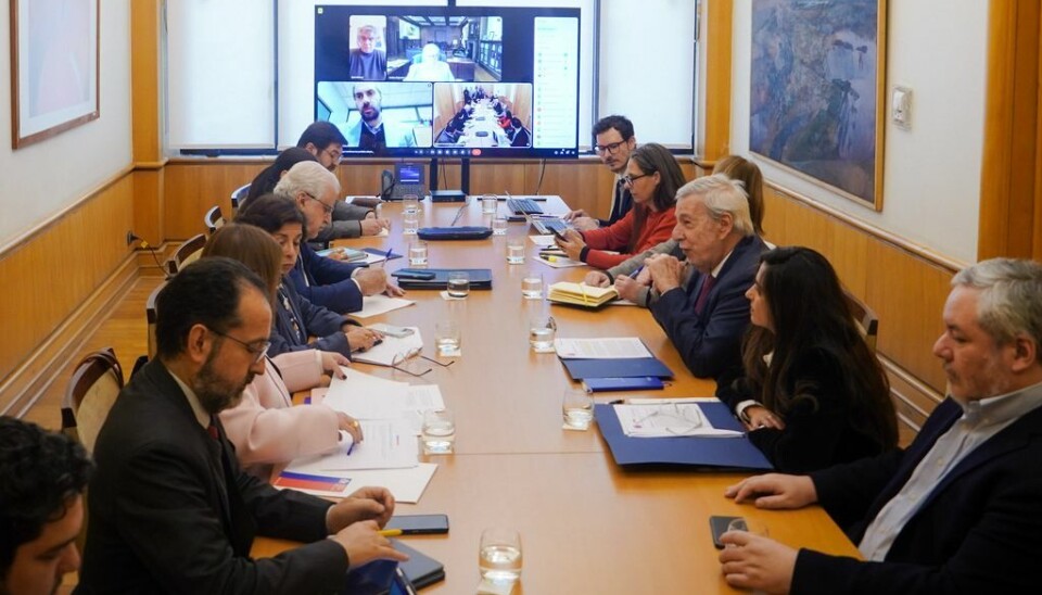 Autoridades durante la reunión de trabajo para analizar la situación.