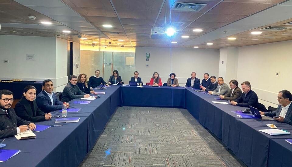 Ejecutivos y autoridades durante la reunión en el Ministerio de Economía.