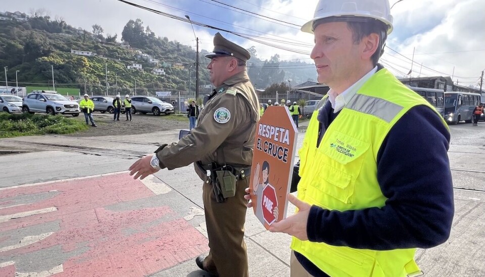 Autoridades durante la actividad de prevención en el cruce ferroviario.