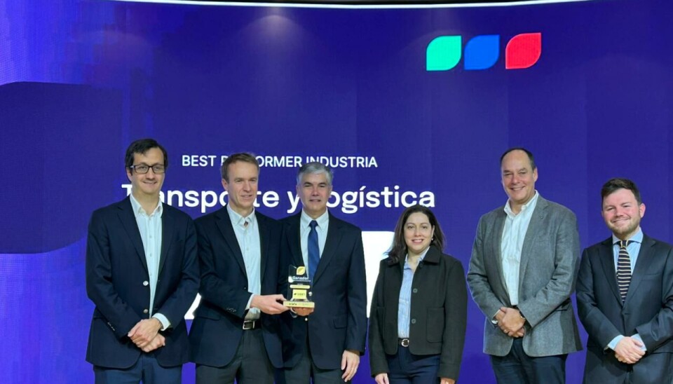 Ejecutivos con el reconocimiento como la empresa más sostenible.