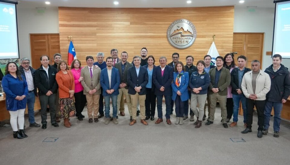 Ejecutivos y autoridades tras el anuncio del millonario aporte regional.