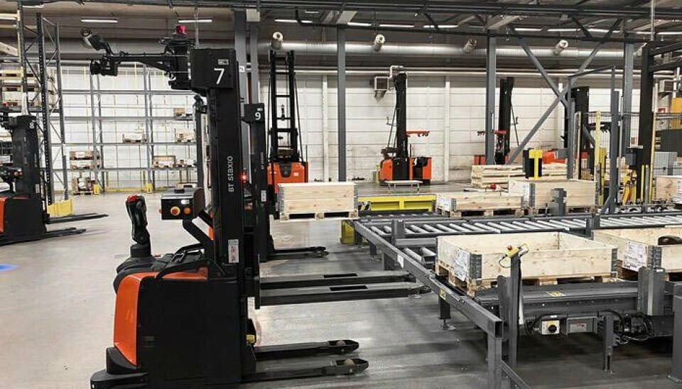 La implementación de AGVs aporta beneficios en eficiencia y seguridad.