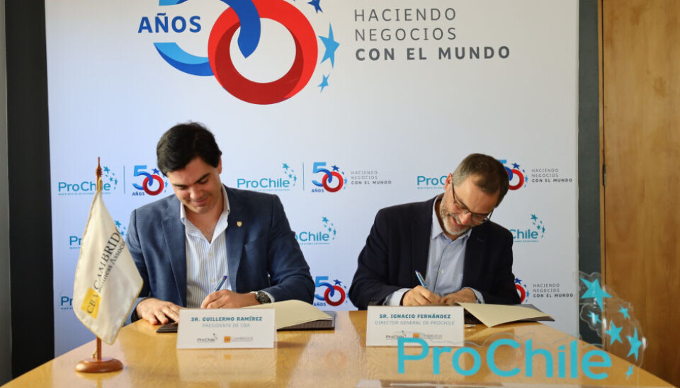 Autoridades durante la firma del acuerdo entre las partes.