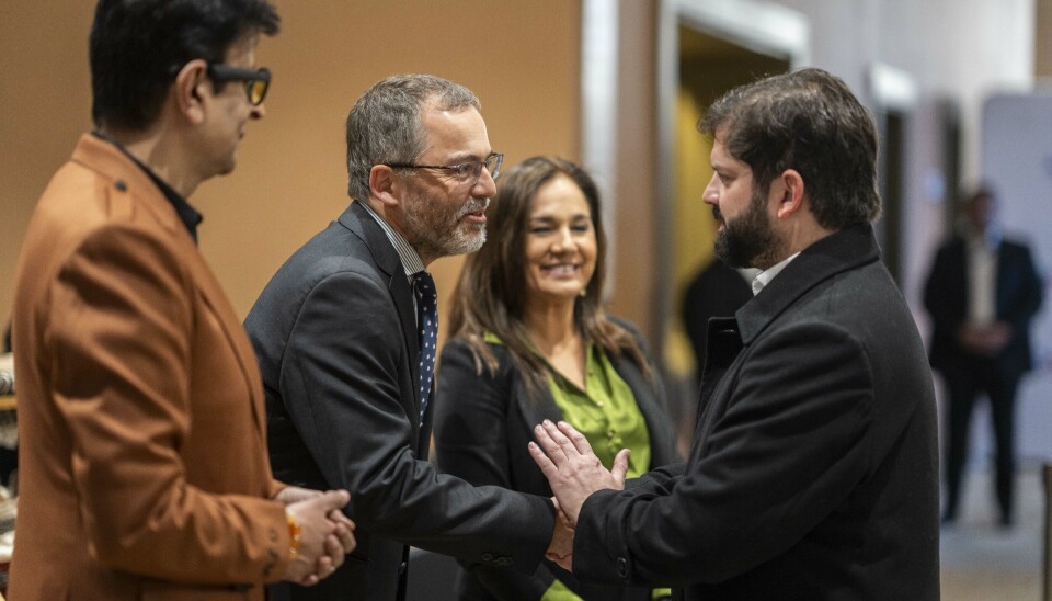 El presidente Gabriel Boric saluda al director nacional de ProChile, Ignacio Fernández.