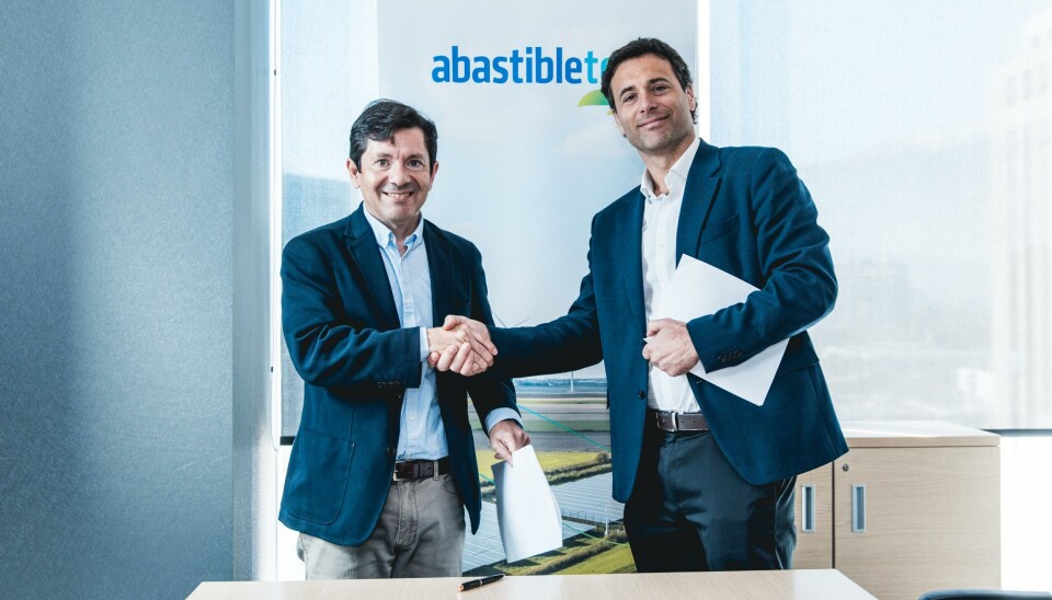 Ejecutivos tras la firma de la alianza entre CEIM y AbastibleTec.
