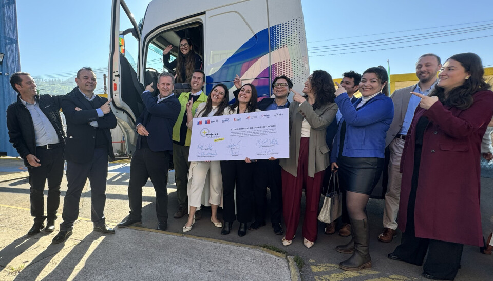 Autoridades, ejecutivos y conductoras tras la firma del compromiso.