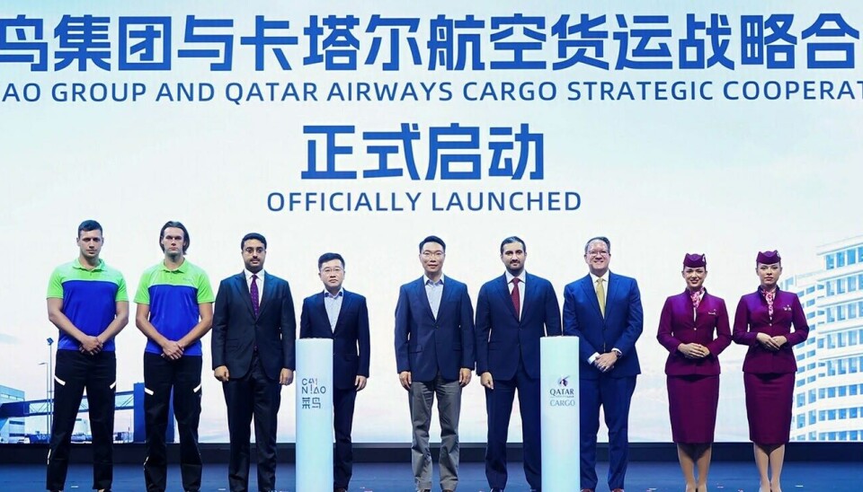 Ejecutivos de las compañías tras la firma del acuerdo entre las partes.