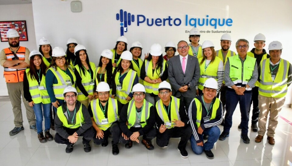 Estudiantes de la Universidad Santo Tomás en su visita al terminal portuario.
