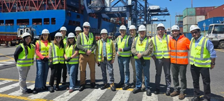 Exportadores de cereza visitan STI y conocen manejo de carga refrigerada
