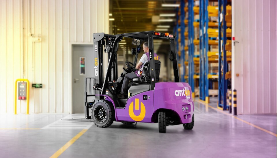 Las carretillas elevadoras CBH 2.5 y 3.0 soportan cargas de hasta 2.500 y 3.000 kg.